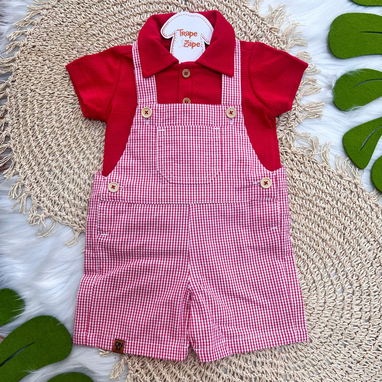 Jardineira e Camiseta Polo Xadrez Vermelho